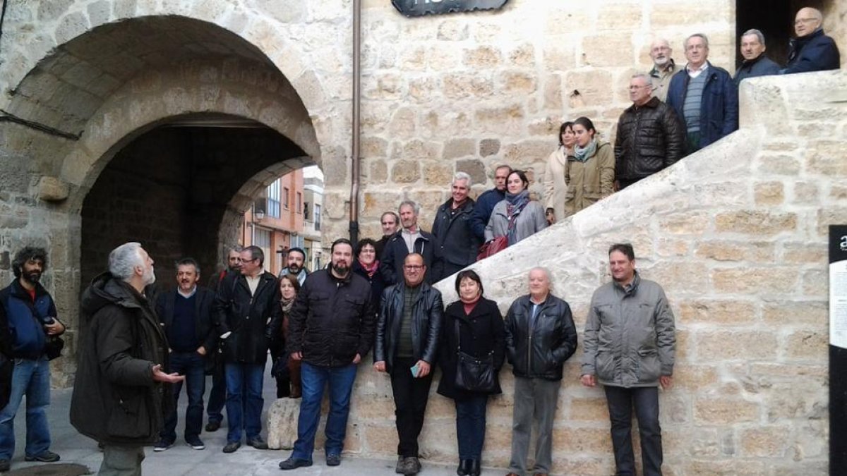 Algunos de los asistentes al evento recorrieron por la tarde el casco histórico de Villadiego.-ECB