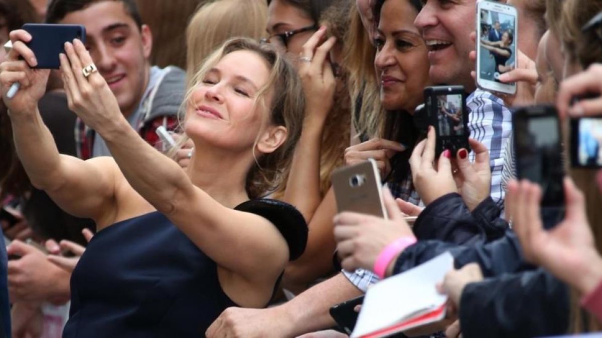 Renée Zellweger se hace fotos en el preestreno de 'Bridget Jone's Baby.-AP / JOEL RYAN