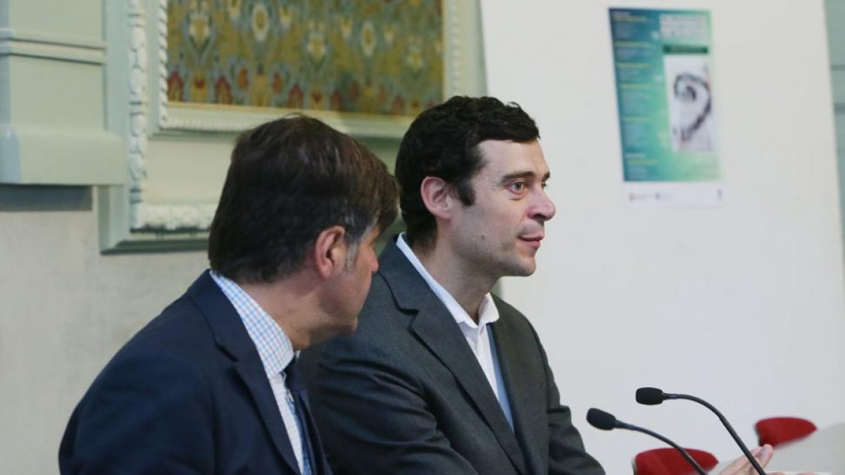 Fernando Gómez, de espaldas, y Javier Castro.-RAÚL G. OCHOA