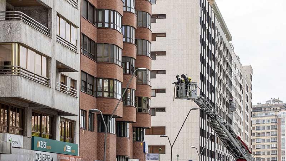 Los bomberos lograron aplacar rápidamente la expansión de las llamas y evitar daños mayores en el bloque.-SANTI OTERO