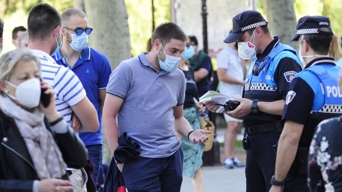 La Policía Local de Burgos ha impuesto cerca de 1.500 multas por no llevar mascarilla. ISRAEL L. MURILLO