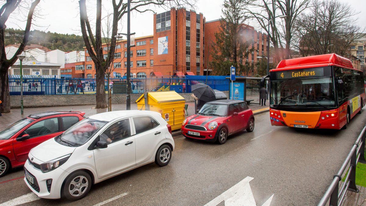 Vehículos en doble fila frente a un centro escolar. SANTI OTERO