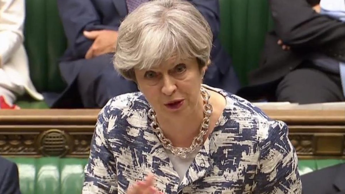 May interviene en la Cámara de los Comunes, en Londres, el 26 de junio.-AFP