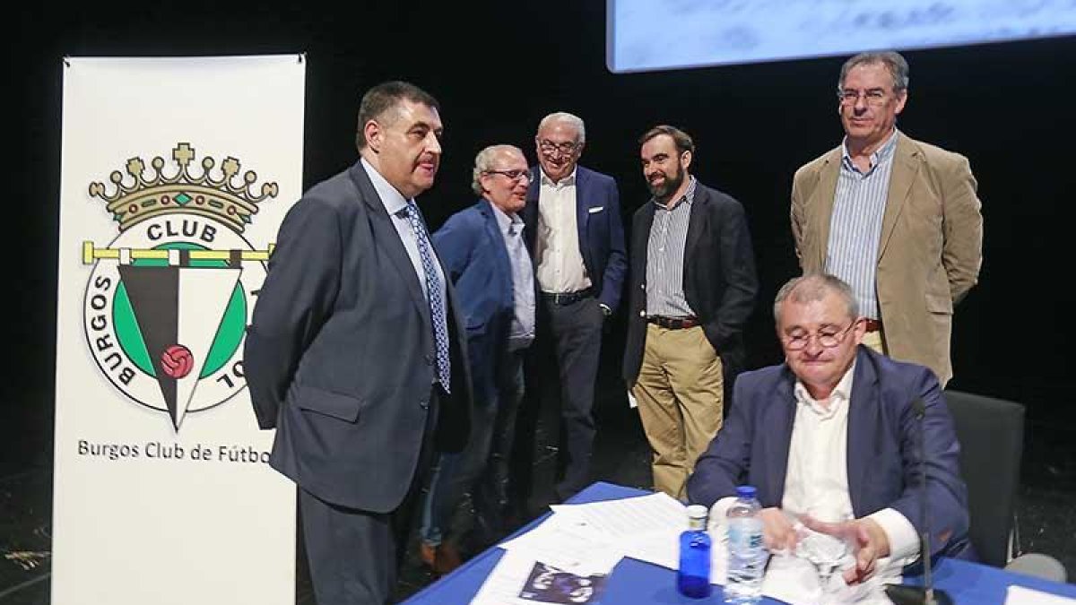 Varios directivos del Burgos CF antes de la Asamblea del 19 de junio.-RAÚL G. OCHOA