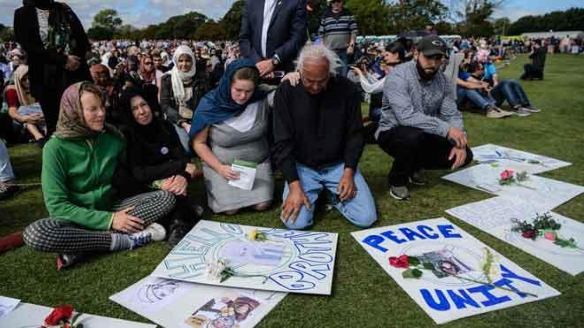 Christchurch recuerda en silencio a las víctimas del ataque contra las mezquitas.-EFE