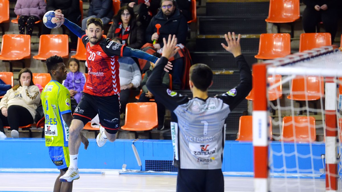 Toni Alegre aportó 4 tantos a la victoria burgalesa. TOMÁS ALONSO