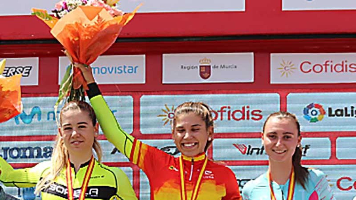 Sara Martín, primera por la izquierda, posa en el podio.-TWITTER / @RFEC