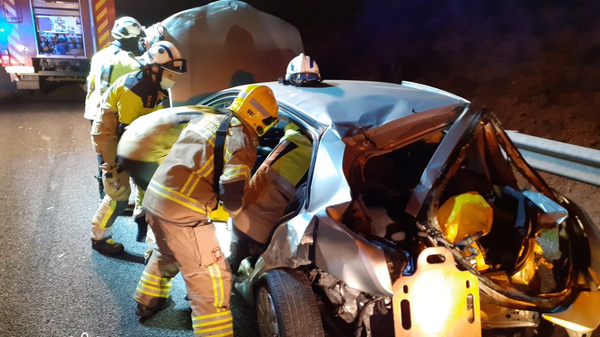 Los bomberos de Burgos tuvieron que excarcelar a la mujer atrapada y atendieron a un segunda víctima. BOMBEROS