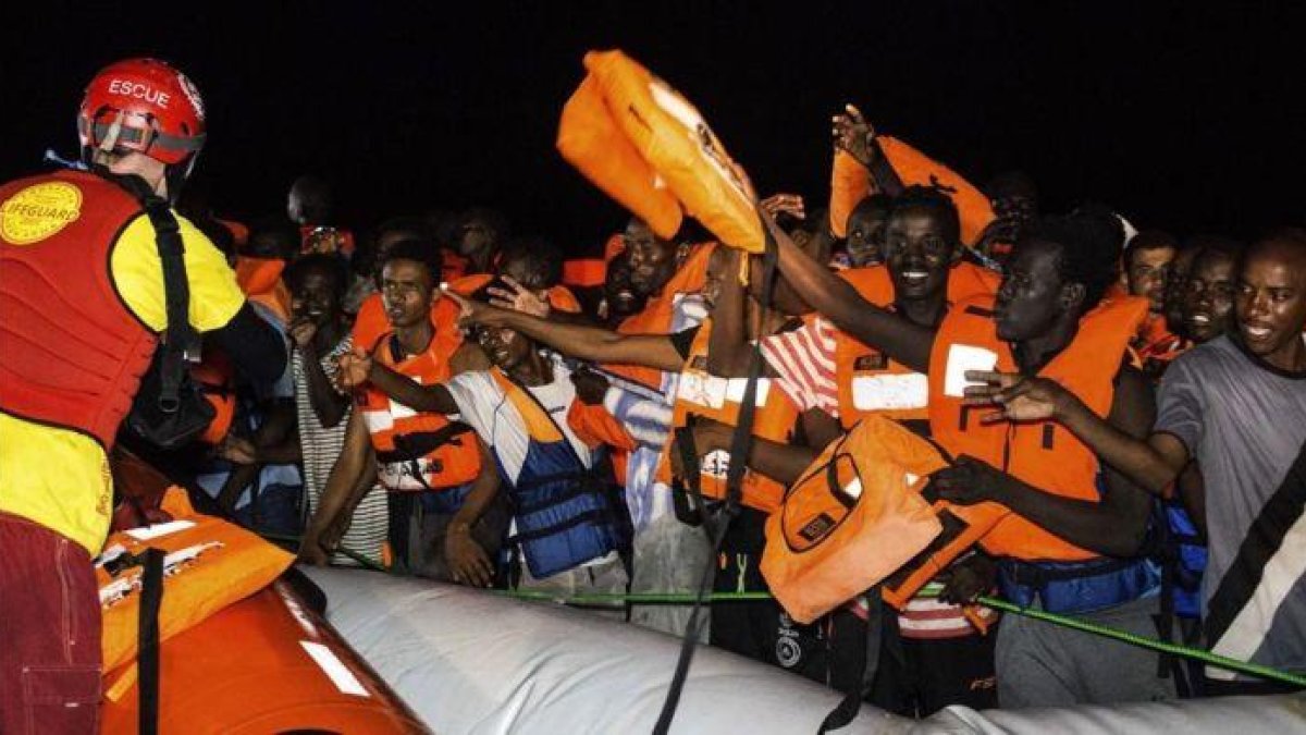 Momento del rescate de los inmigrantes frente a las costas libias. /-AP / VALERIO NICOLOSI