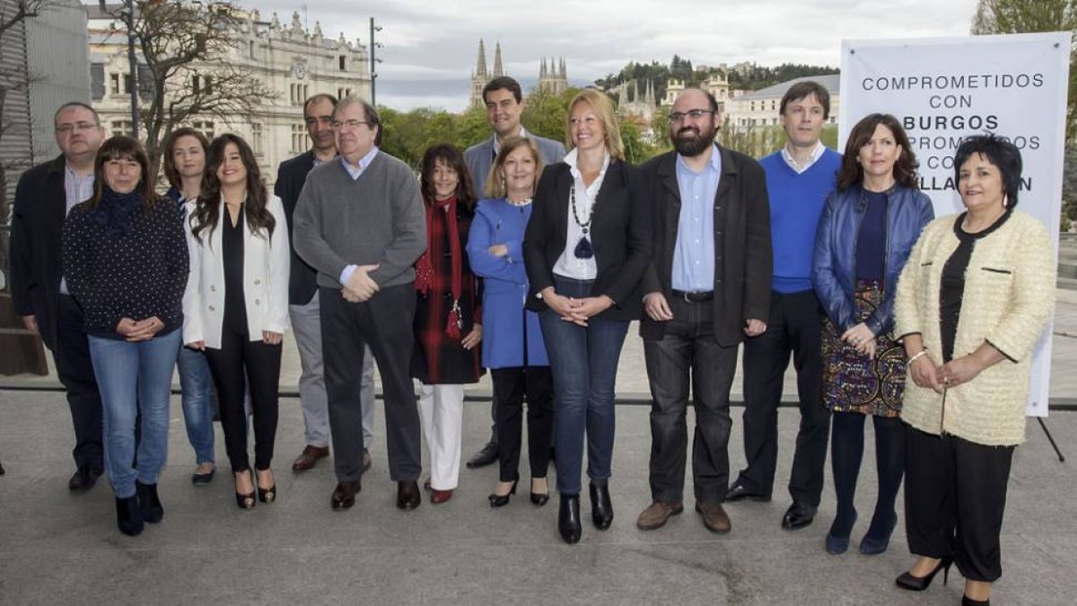 De izquierda a derecha: Alejandro Vázquez, Virginia Arnáiz, Cristina Barragán, Mónica García, Juan Manuel Romo, Juan Vicente Herrera, Inmaculada Sierra, Ángel Ibáñez, Ana Isabel Ruiz, Irene Cortés, Máximo López, Arturo Pascual, Marta Pilar Arroyo y Pilar-SANTI OTERO