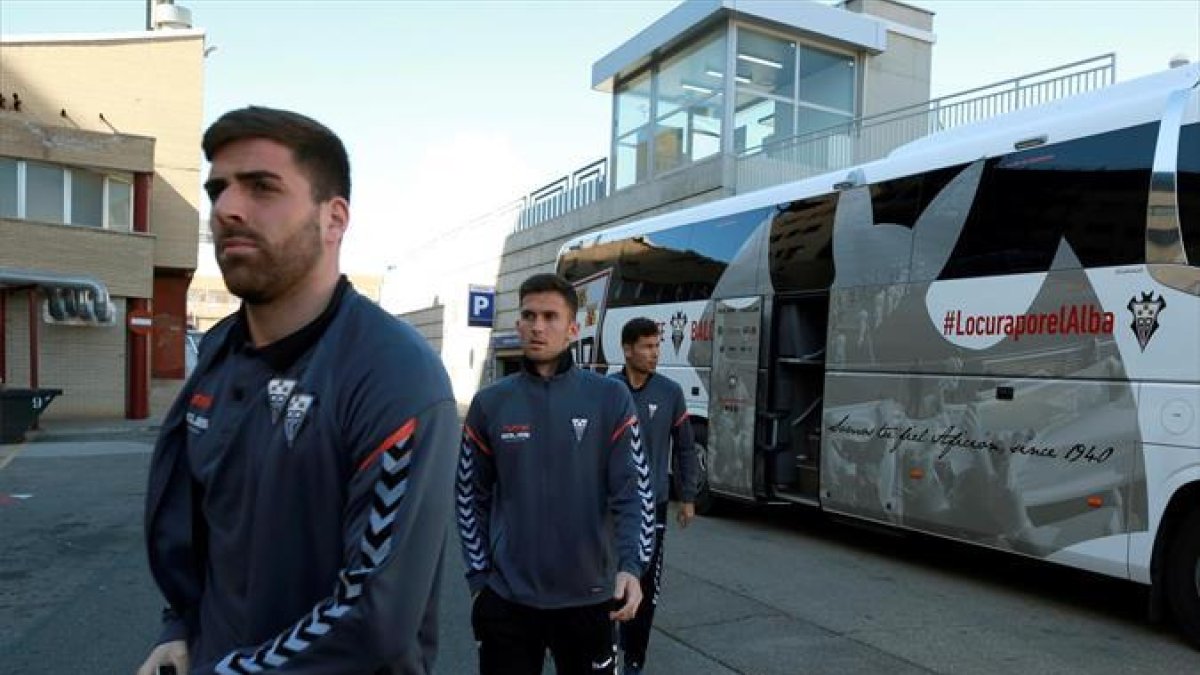 Los jugadores del Albacete, llegando ayer al Clínico de Zaragoza, donde quedó ingresado Pelayo Novo.-- EFE / JAVIER CEBOLLADA