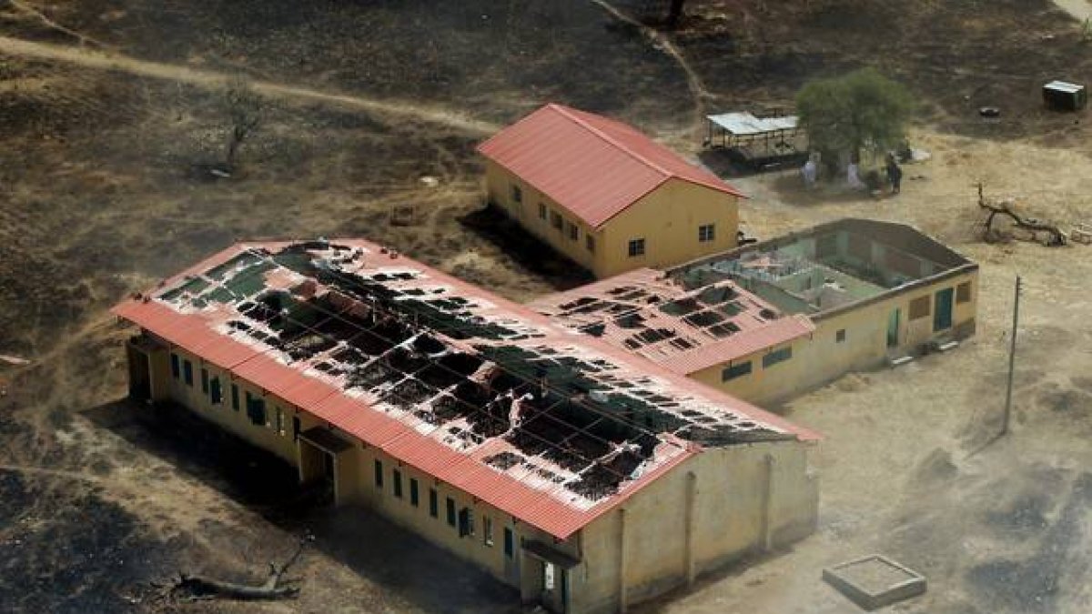 Imagen de una escuela quemada por Boko Haram que el gobierno de Nigeria se ha comprometido a reconstruir.-Foto: AFP / Sunday Aghaeze