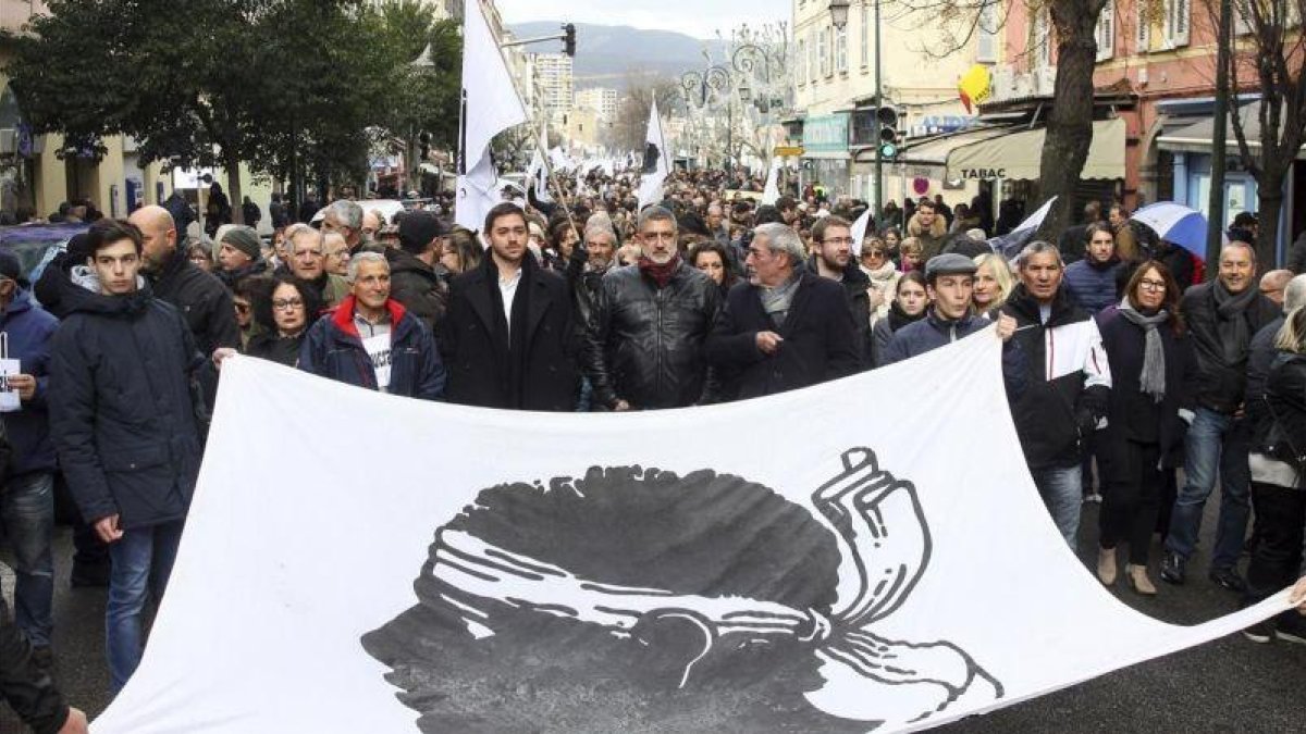 Manifestación en Ajaccio en favor de las reivindicaciones corsas, este sábado 3 de febrero.-AP / RAPHAEL POLETTI