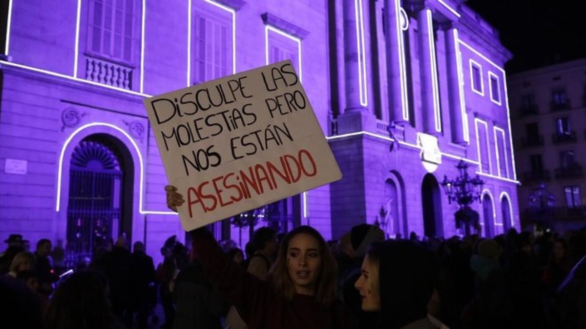 Acto contra la violencia machista en Barcelona.-FERRAN NADEU
