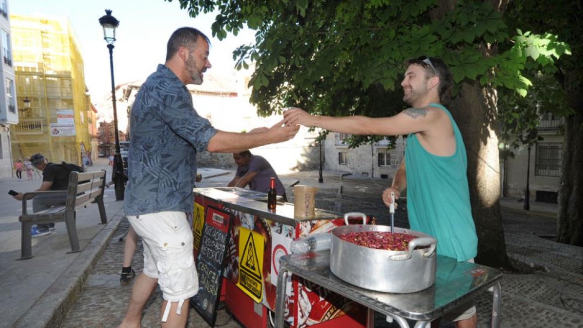 Para conmemorar los seis meses de su fundación, la asociación celebró una fiesta en la plaza de Los Castaños.-ISRAEL L. MURILLO