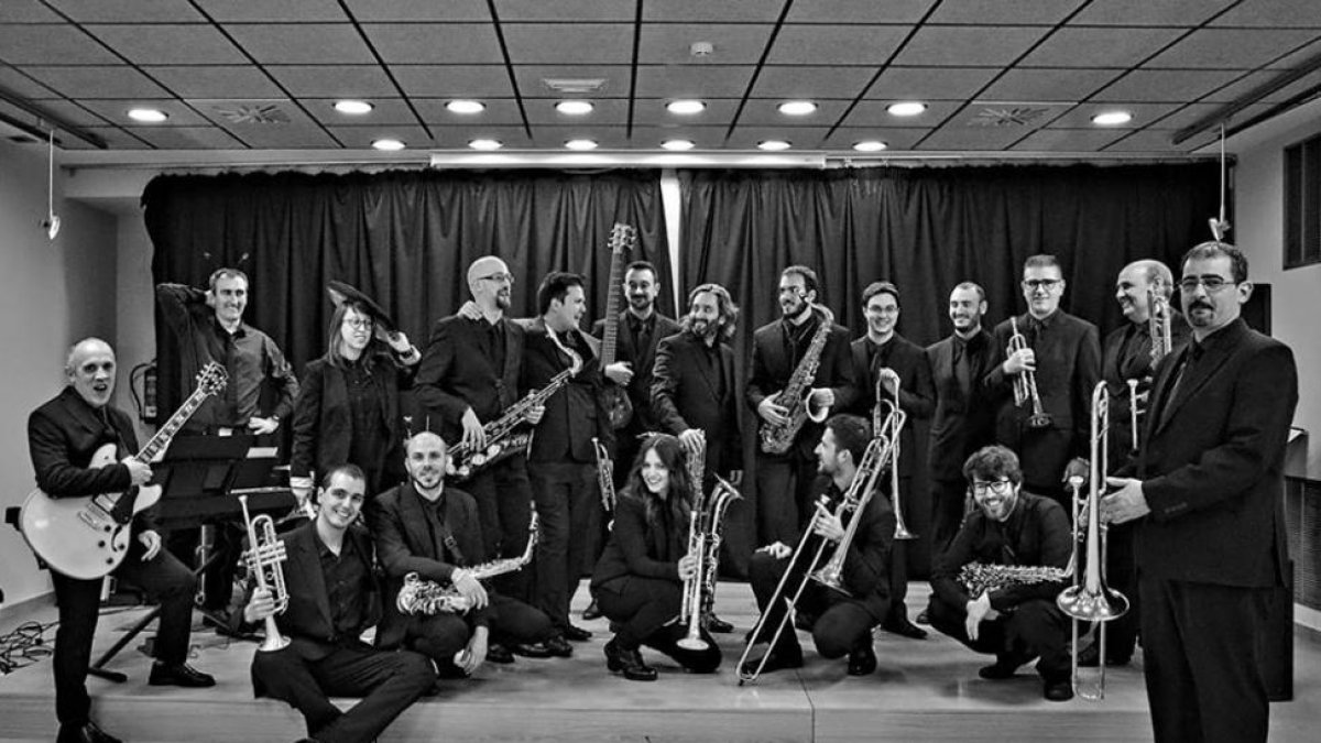 Primera foto de familia de la Big Band Burgos.-José Luis de Miguel