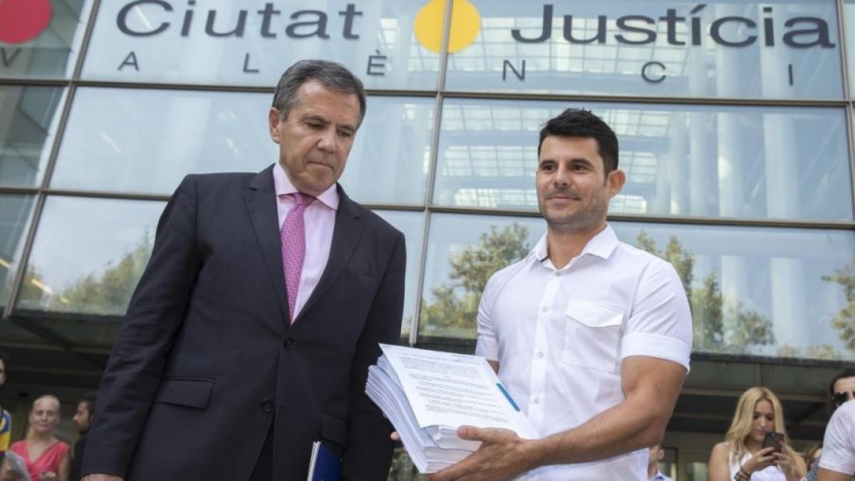 Javier Sánchez (derecha) y su abogado, ante la Ciutat de la Justícia de Valencia-MIGUEL LORENZO