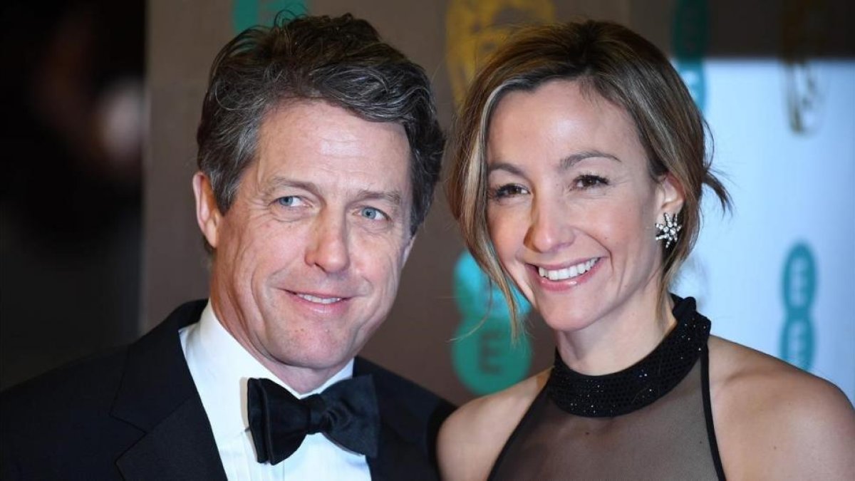 Hugh Grant, de 57 años, y Anna Eberstein, de 39, en una fiesta, en el 2017.-AFP