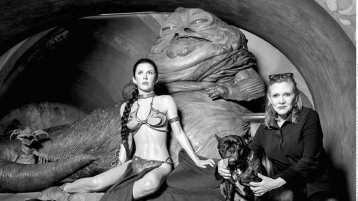 Carrie Fisher, junto a su perro Gary, el 31 de mayo del 2016 junto a la figura del museo de cera de Madame Tussaud, en Londres, que la representa con rehén de Jabba.-