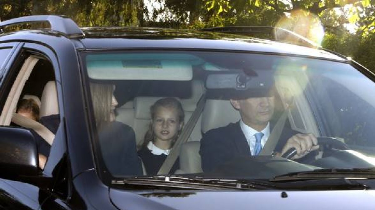 El Rey conduce el automóvil en el que, junto a Letizia, han llegado Leonor y Sofía al colegio Santa María de los Rosales, en Madrid.-EFE