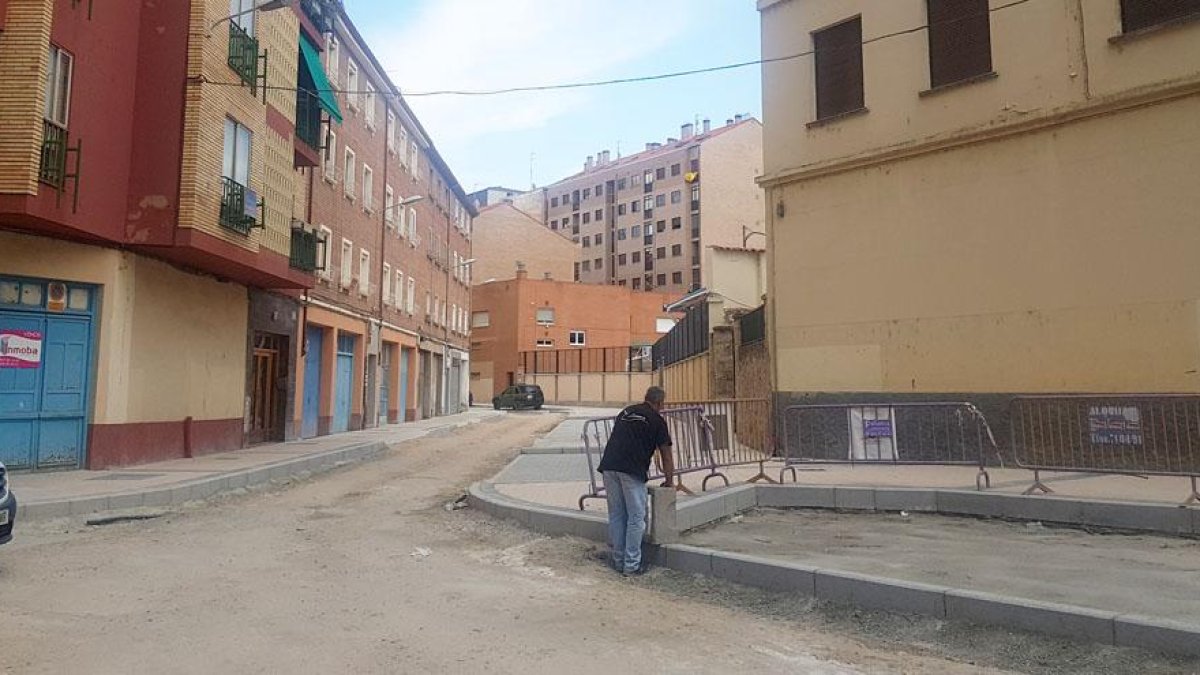 Vecinos y comerciantes no esconden su hastío por la demora.-ECB