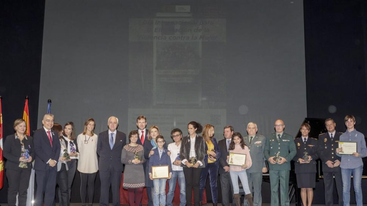 Foto de familia de las entidades premiadas junto a los niños ganadores del concurso de frases y autoridades.-SANTI OTERO