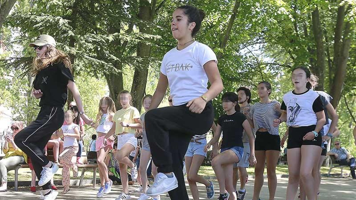 Los miembros de la compañía GetBak condujeron el taller de danza urbana en el Sierra de Atapuerca.-Raúl Ochoa