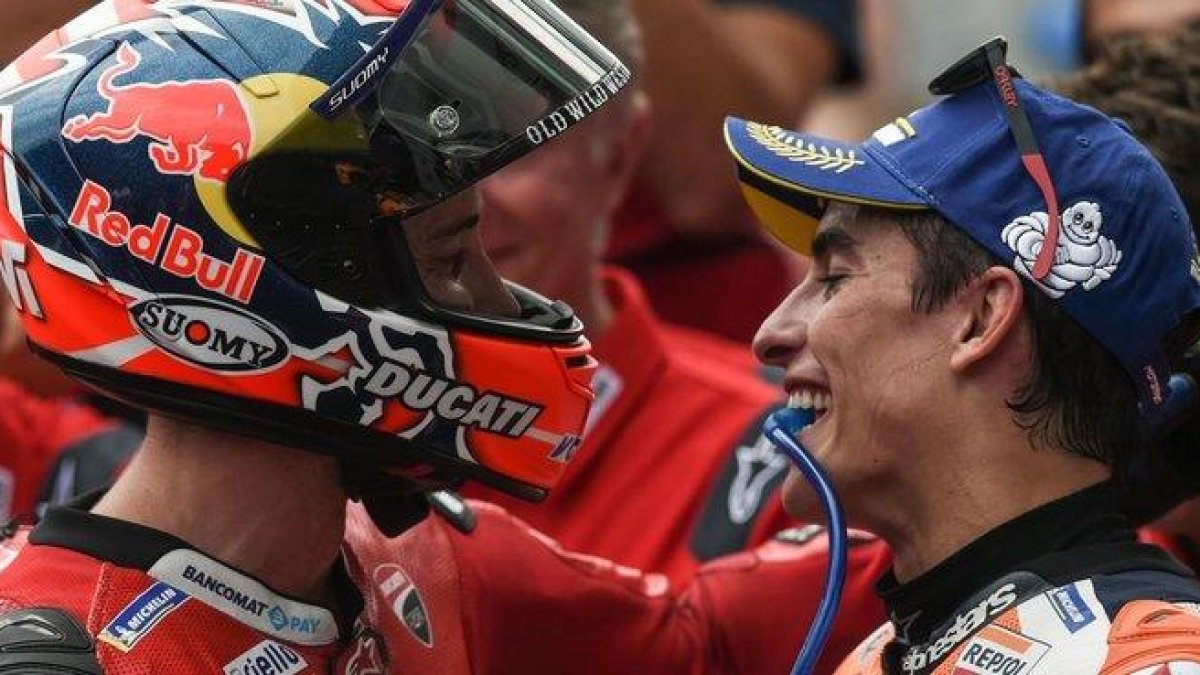 Andrea Dovizioso (Ducati) y Marc Márquez (Honda) se felicitan por el gran duelo de Spielberg.-AFP / VLADIMIR SIMICEK