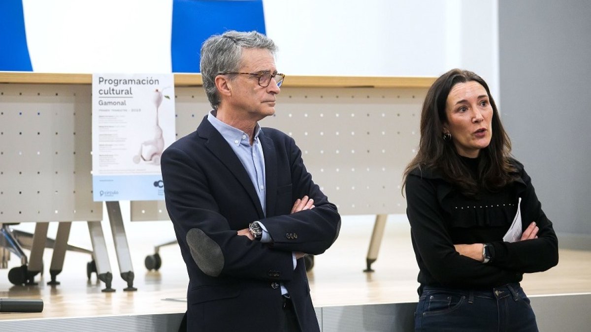 Emilio de Domingo y Laura Sebastián en el salón de actos de la Fundación Círculo en Gamonal. TOMÁS ALONSO