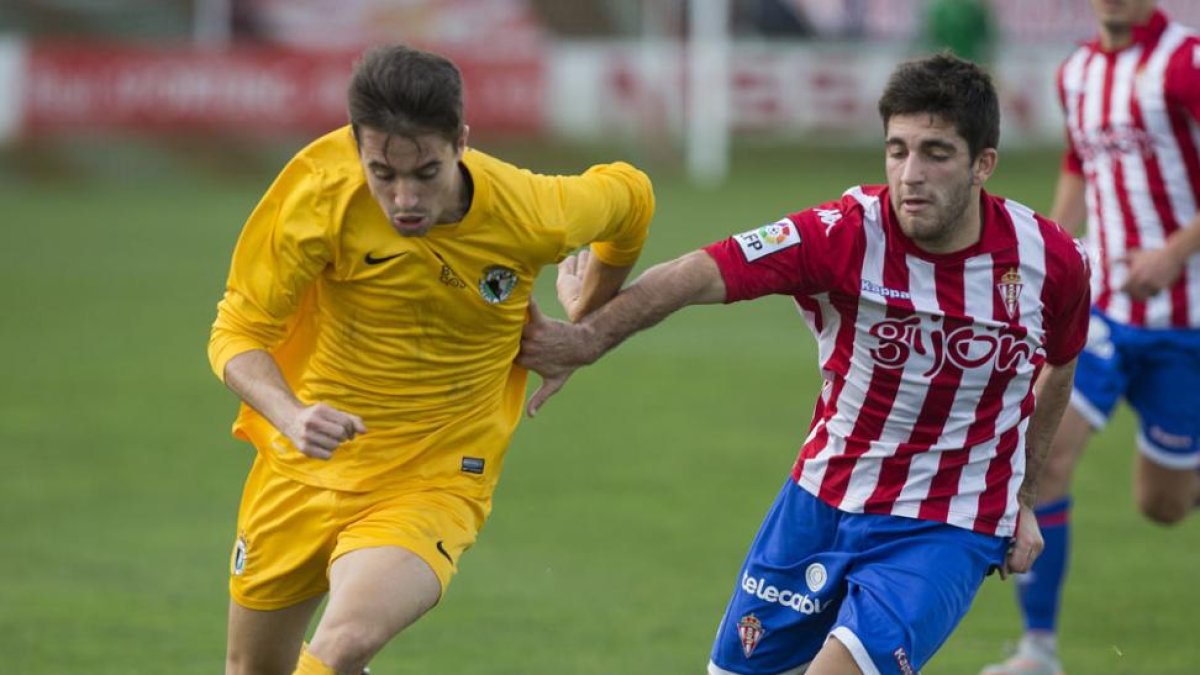 SergioCortés conduce el balón durante un lance del partido disputado ayer en Mareo.-DANIEL MORA / EL COMERCIO