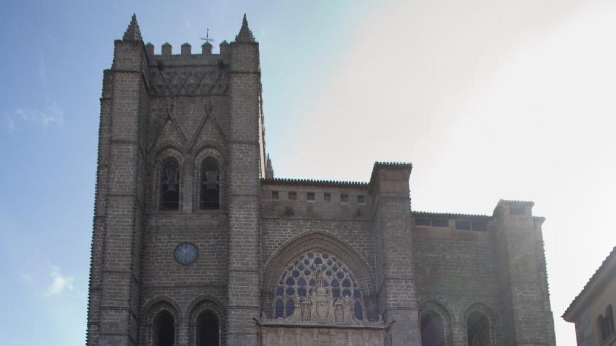 Turistas frente a la Catedral de El Salvador, en Ávila.-ICAL