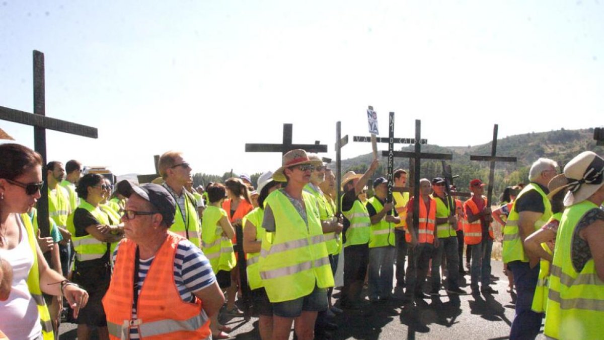 La plataforma conmemoró ayer en Prádanos de Buerba, el sexto aniversario del accidente que se saldó con 4 muertos.-G. G.