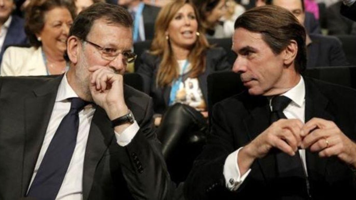 Mariano Rajoy y José María Aznar, en una imagen de la convención del PP del 2005.-JOSÉ LUIS ROCA