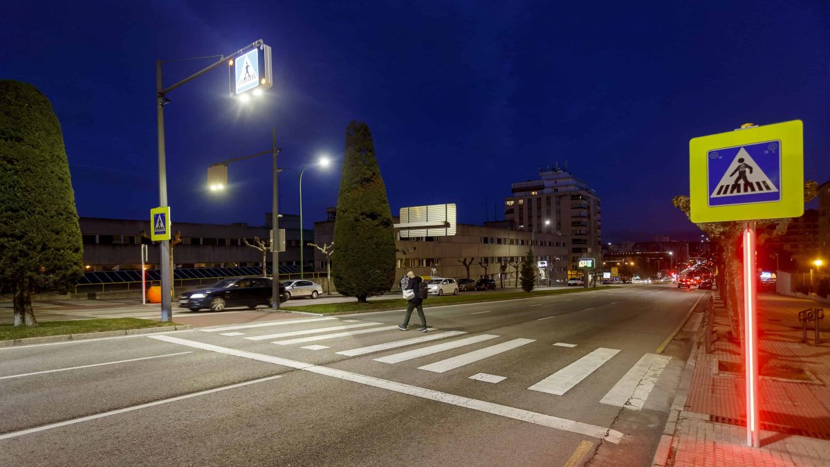 La nueva iluminación en el poste vertical de color rojo se activa cuando pasa una persona. SANTI OTERO