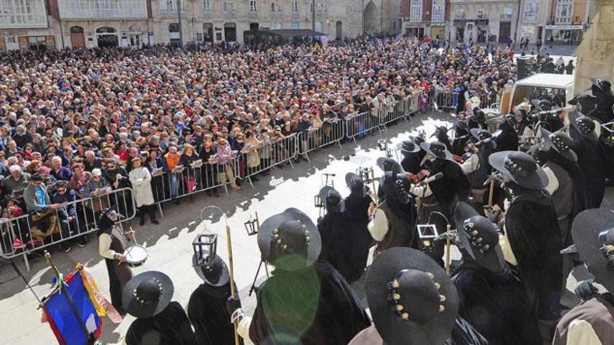La Plaza del Rey San Fernando se llenó para escuchar las chirigotas de la peña.-ISRAEL L. MURILLO