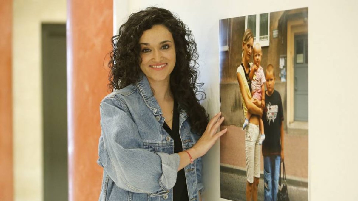Ana Himes, junto a una de sus fotografías.-Raúl Ochoa