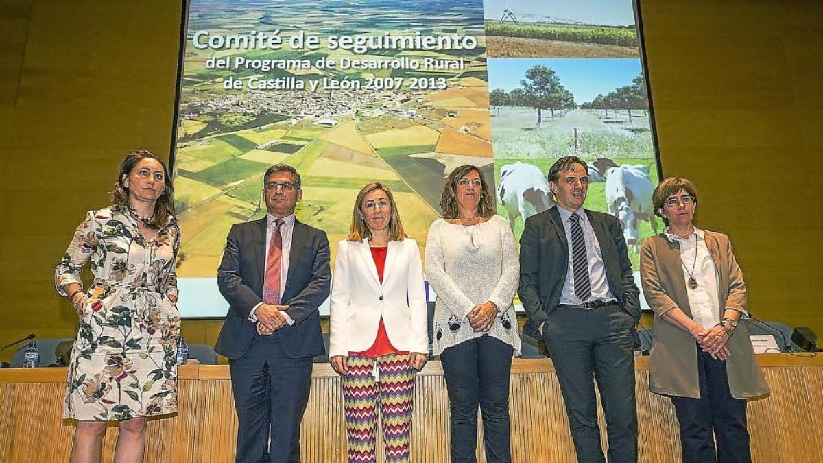 Milagros Marcos con responsables de la Consejería de Agricultura y de la CE en el Comité de Seguimiento del PDR.-ICAL