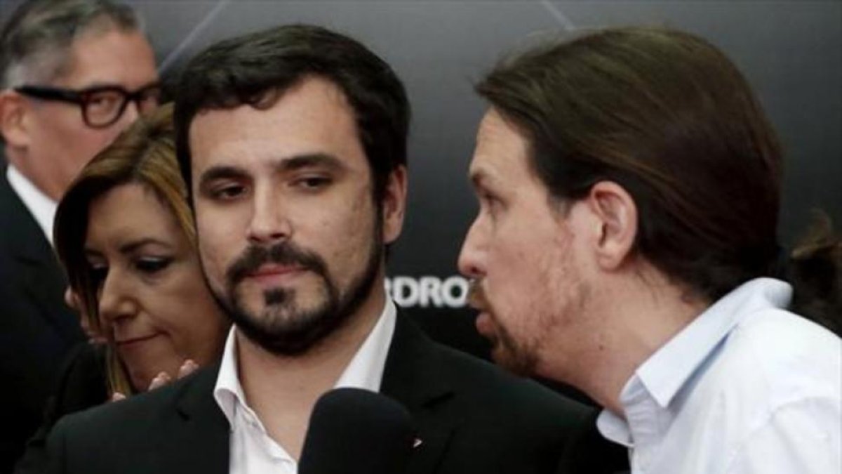 Alberto Garzón y Pablo Iglesias, con la presidenta andaluza, Susana Díaz, detrás, anoche, en un acto en el Palacio de Cibeles de Madrid.-EFE / JAVIER LIZÓN