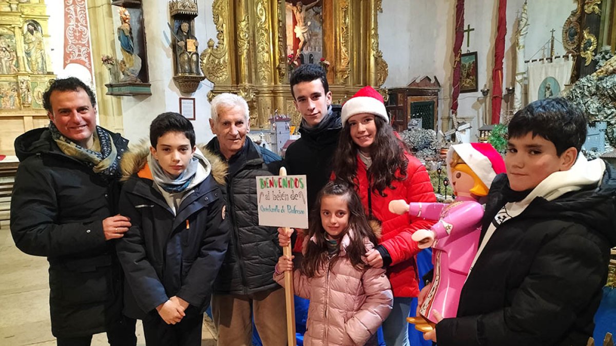 El alcalde de Quintanilla de Riofresno, Roberto Castro (izq.), con colaboradores y amigos de los belenes. DARÍO GONZALO