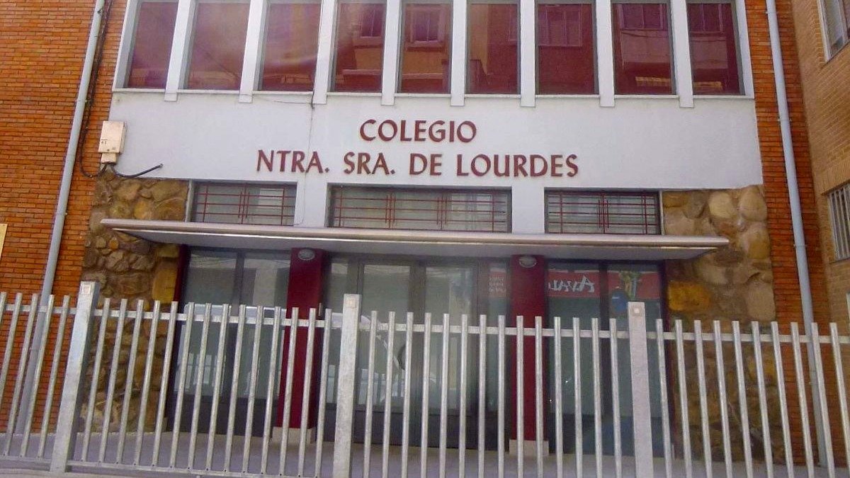 Colegio Nuestra Señora de Lourdes en Burgos, conocido como El Zapatito. Zarateman