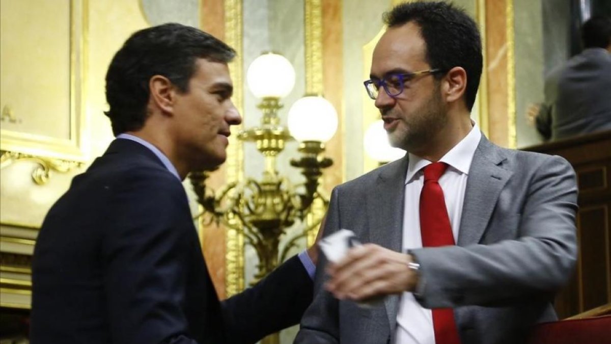 Pedro Sánchez saluda a Antonio Hernando, este jueves en el Congreso.-AGUSTÍN CATALÁN