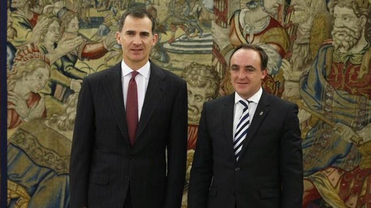 El Rey recibe en el palacio de la Zarzuela al portavoz de UPN, Javier Esparza, este martes.-ANGEL DIAZ