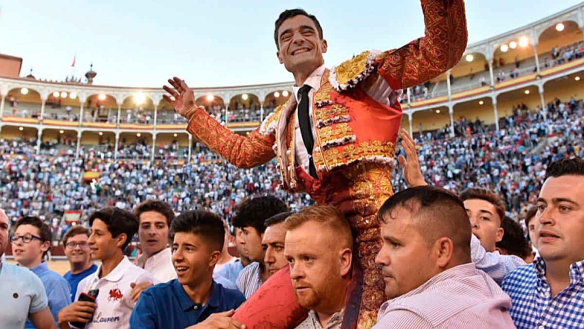 Ureña dona un vestido de torear para Aranda. ECB