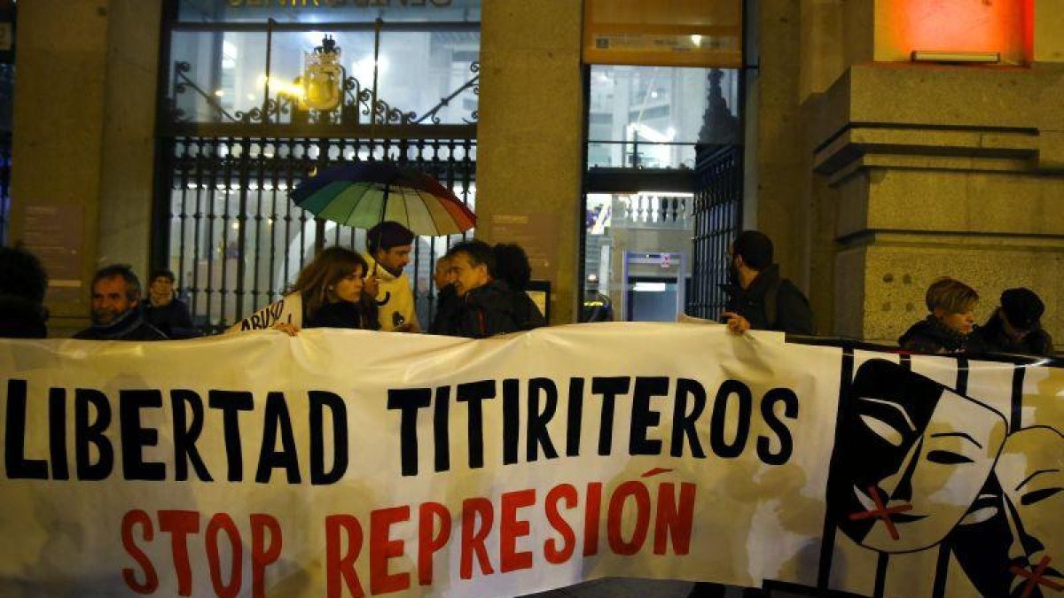 Una de las concentraciones convocadas en Madrid para pedir la retirada de los cargos a los dos titiriteros detenidos.-EFE