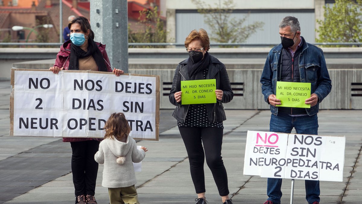 Imagen de la concentración frente al HUBU. TOMÁS ALONSO