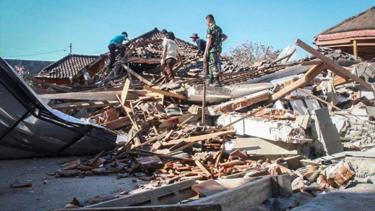 Los servicios de rescate buscan víctimas entre los escombros en la isla de Lombok.-STR (EFE)