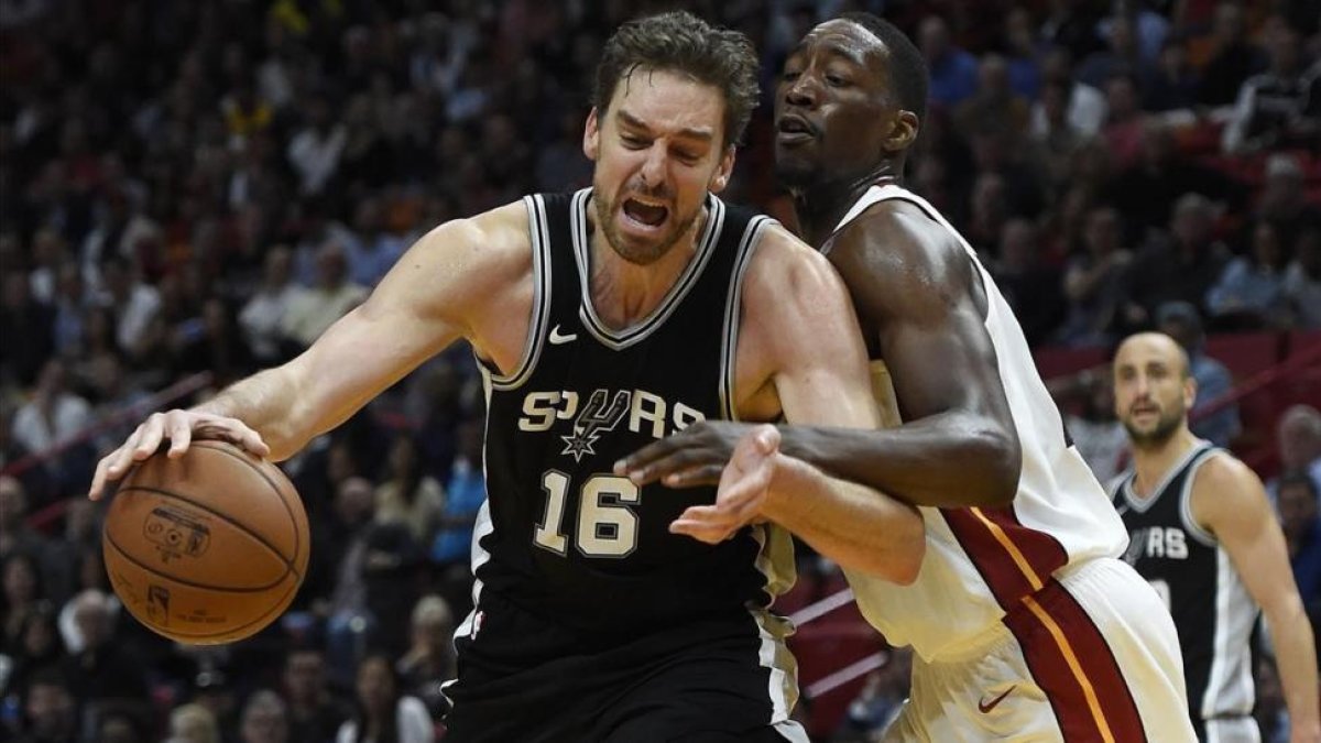 Pau Gasol, de los San Antonio Spurs, durante un partido ante Miami Heat.-EFE/ RHONA WISE