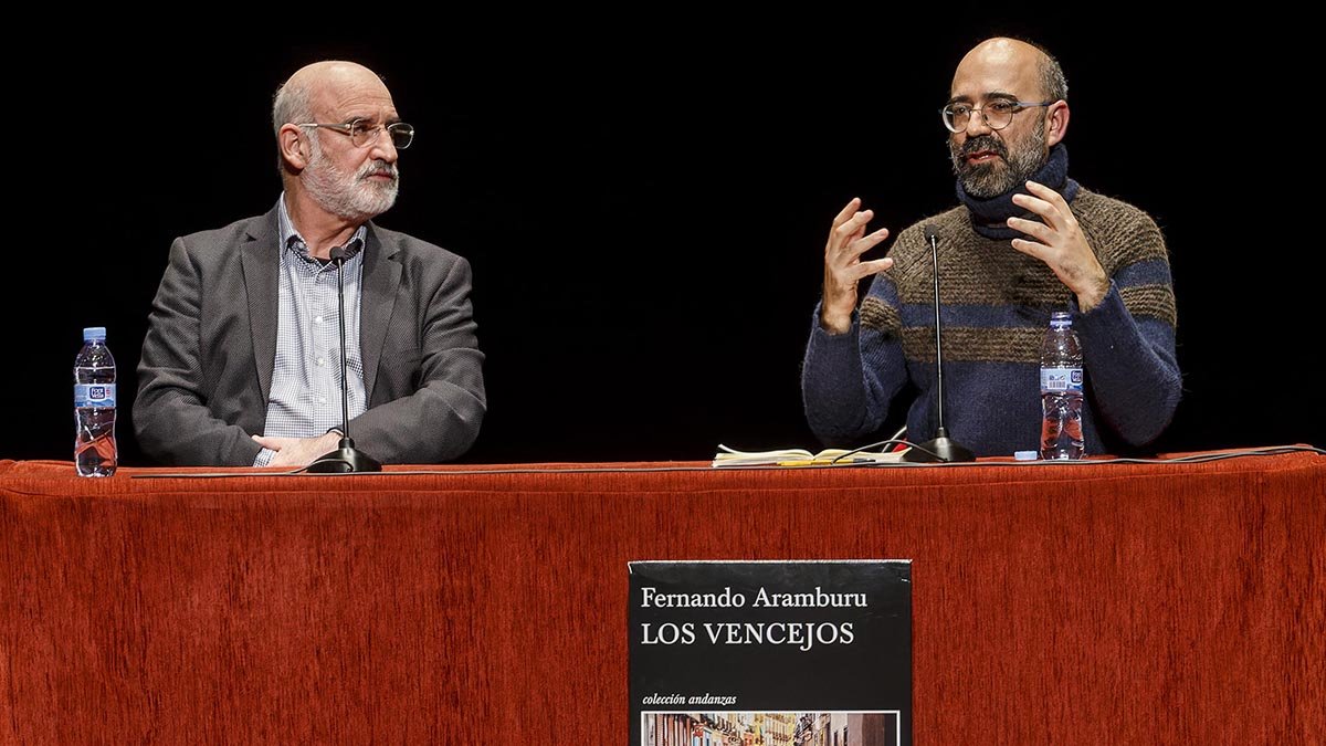 Fernando Aramburu (izq.) y Óscar Esquivias, en la presentación de 'Los vencejos' en el Teatro Principal de Burgos. SANTI OTERO