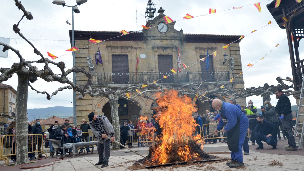 La Fiesta de la Matanza de Quintanar de la Sierra recuperó la presencialidad. R. F.