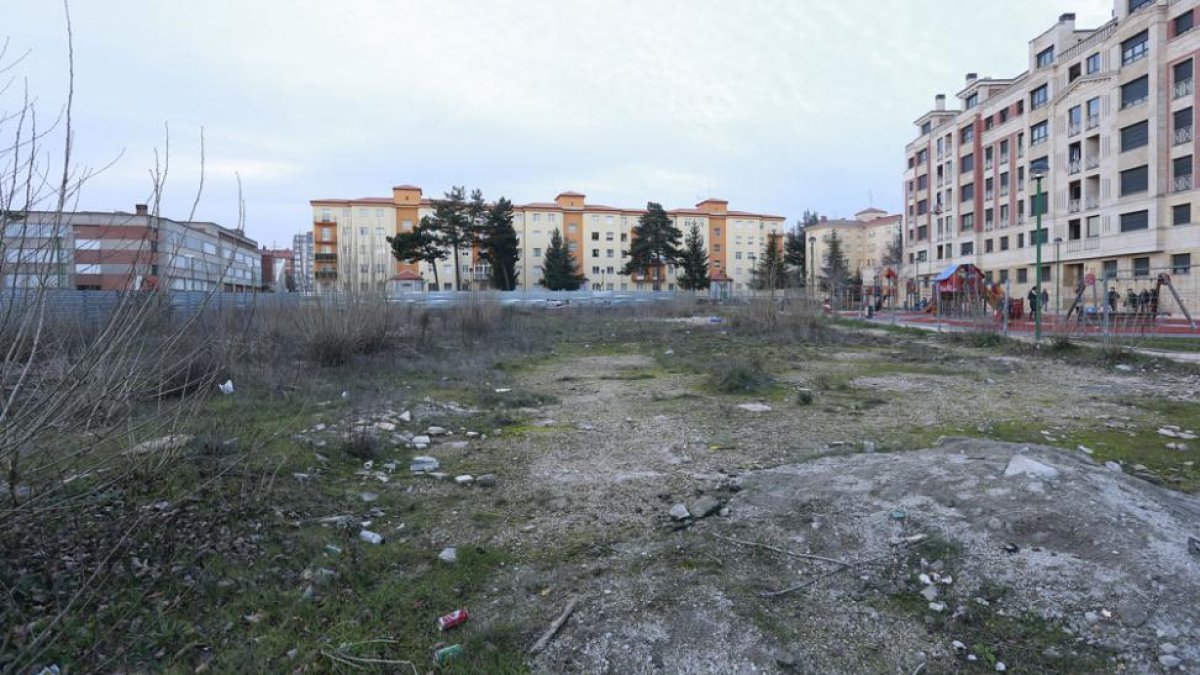 La parcela en la que se prevé realizar ambas actuaciones (polideportivo cubierto y aulario) se encuentra en la calle de La Chopera.-RAÚL G. OCHOA